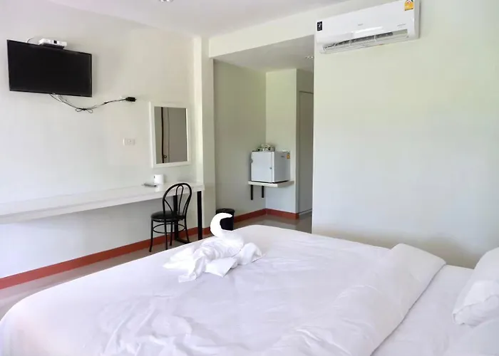 โรงแรมคอมม่อนเวลธ์ Commonwealth Hotel&resort