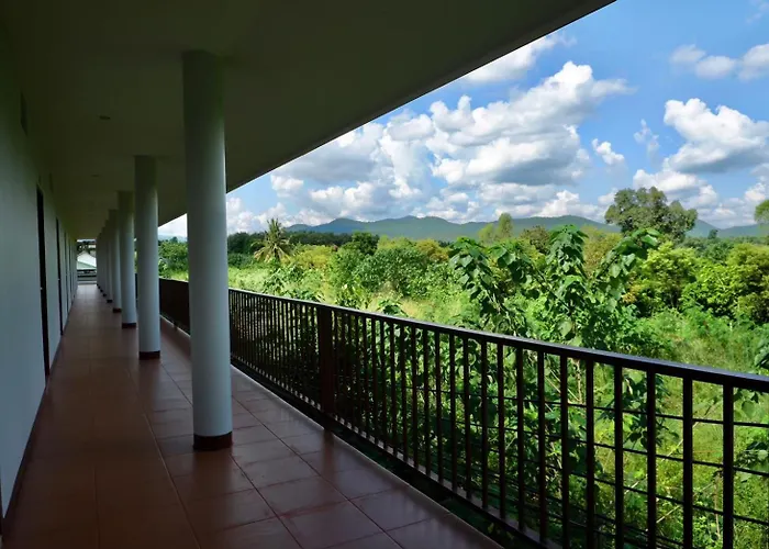 โรงแรมคอมม่อนเวลธ์ Commonwealth Hotel&resort
